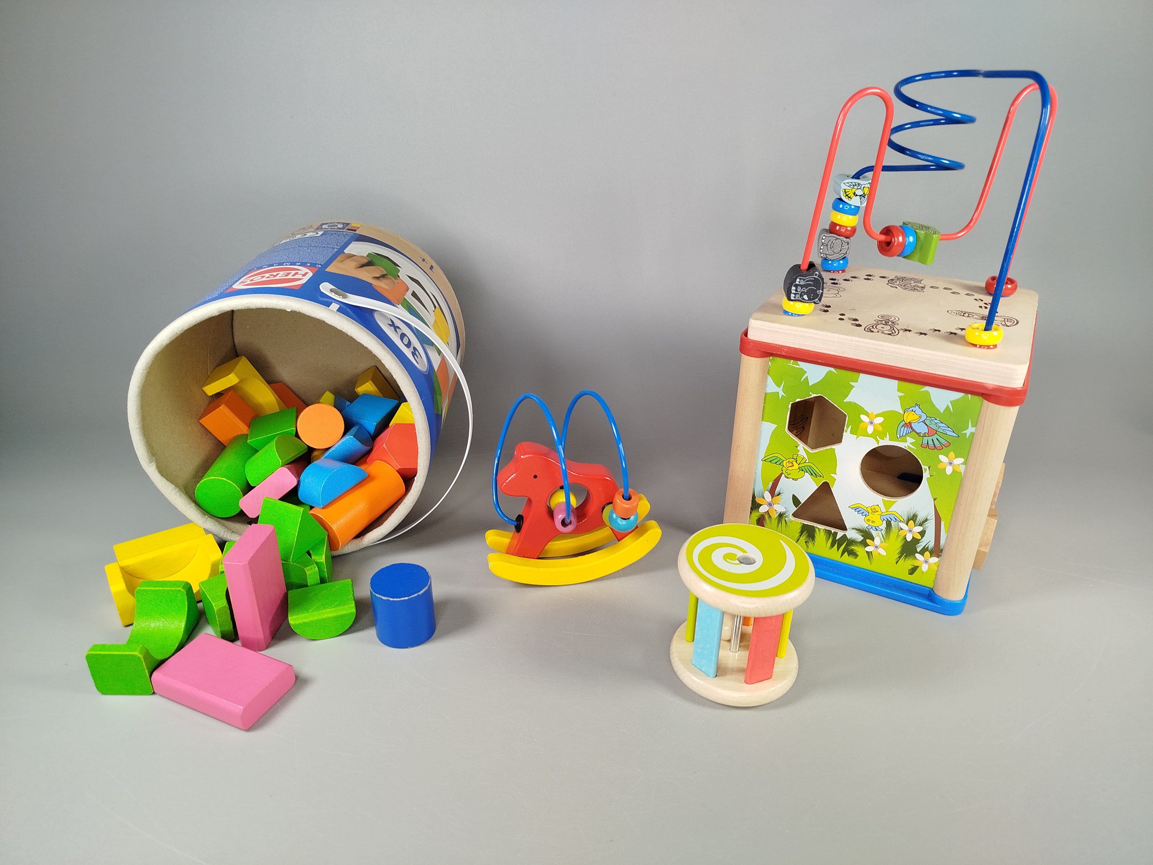 Motorikspiel-Bundle mit Holzbausteinen, Sortierwürfel & Greifspielzeug